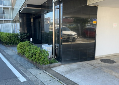 【中庭】 | クオンタム南町田 | 中庭（パティオ）とは、一つの建築物の内部に設けられた、壁などで囲われている庭のことを指します。コの字型、ロの字型が主流ですが、L字型の中庭もあります。最近では、インテリア性の高さからも人気があります。