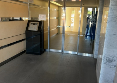 【ロビー】 | クオンタム南町田 | ラウンジは、マンションの共用スペースに椅子やテーブルなどを配置した利用者が寛げる空間です。屋内型ラウンジと屋外型ラウンジがあります。共用部分の管理状況と合わせて、詳細については現地でご確認ください。