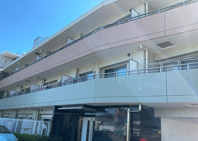 【構造・工法・仕様】 | クオンタム南町田 | ＲＣ造、Reinforced Concreteは直訳すると補強されたコンクリートです。主に柱や梁・床・壁が鉄筋とコンクリートで構成おり、鉄筋を組んだ型枠にコンクリートを流し込んで固めたものを指します。