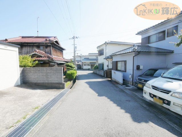 明石市魚住町金ケ崎　中古戸建の前面道路含む現地写真