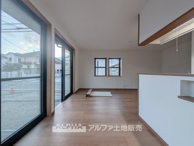 立川市若葉町3丁目　中古戸建　全1棟の前面道路含む現地写真|【A warm space】◆心がほどける場所◆
ゆとりある空間が、日常に静かな余白をつくる住まい。人を迎えることが自然になり、暮らしのリズムも穏やかに整っていく。