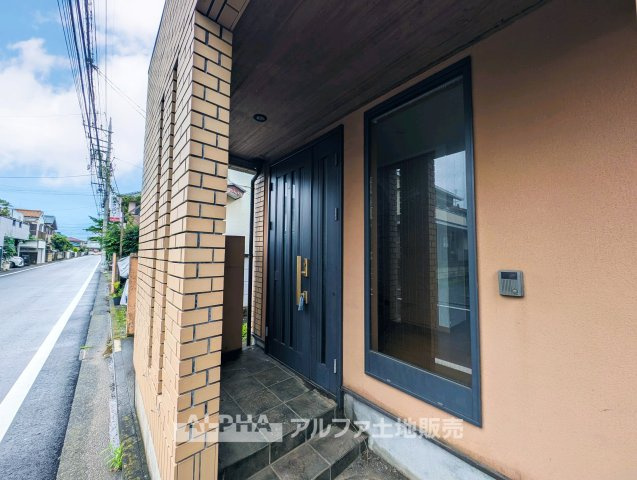 立川市若葉町3丁目　中古戸建　全1棟の玄関|【Entrance Storage】
◆玄関収納◆玄関まわりをすっきりと保てる収納スペースを確保。靴はもちろん、傘や外出用品なども整理しやすく、心地よく整った玄関で毎日を迎えられます。
