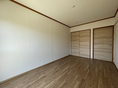 【寝室】 | LIME HOUSE B | 2階・南西向き洋室6帖☆収納スペースがあります♪荷物の多い方も安心の収納力です！