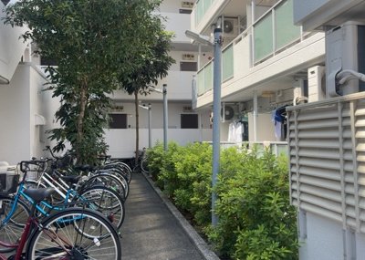 【庭】 | スカイコート橋本 | 物件によっては、入居者が個人的に使用できる専用庭がついているものもあります。また、住宅の中にある土間の部分を庭と呼ぶこともあります。庭の用途は住む人によって変わり、それによってデザインもさまざまです。
