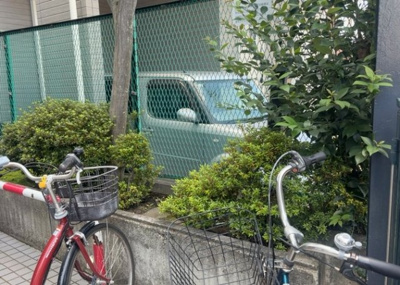 【中庭】 | スカイコート橋本 | 中庭（パティオ）とは、一つの建築物の内部に設けられた、壁などで囲われている庭のことを指します。コの字型、ロの字型が主流ですが、L字型の中庭もあります。最近では、インテリア性の高さからも人気があります。