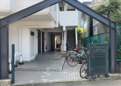【エントランス】 | スカイコート橋本 | マンションのエントランスには、もともと風よけや防犯の役割がありますが、マンションによって宅配ボックスなどの設備が備わっている所もあります。日々の生活をイメージしながら生活しやすさをチェックしましょう。