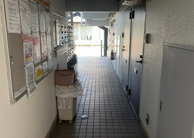 【ロビー】 | スカイコート橋本 | ロビーというと、エントランスと何がちがうの？と思いますよね。実はロビーとエントランスには明確な決まりはありません。物件によっては、エントランスを入って広がるある程度の広さのある空間がロビーとなります。