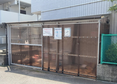 【設備】 | スカイコート橋本 | 共有部分は、住民なら誰もが使える設備のこと。例えば駐車場やエレベーター、インターネット設備、セキュリティ設備などがあります。他にも、マンションの廊下・外部階段やエントランス・ゴミ置き場などがあります。