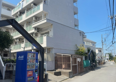 【外観】 | スカイコート橋本 | 隣家の土地はどうなっているのか、生活利便施設が近くにあるのか、学校まで近いかなど、お客様のライフスタイルにあわせたイメージが重要です。また、近くにあると困る施設が近くにないかも確認するといいでしょう。