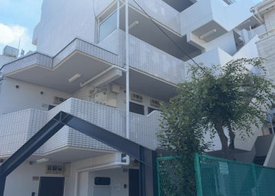 【構造・工法・仕様】 | スカイコート橋本 | ＲＣ造、Reinforced Concreteは直訳すると補強されたコンクリートです。主に柱や梁・床・壁が鉄筋とコンクリートで構成おり、鉄筋を組んだ型枠にコンクリートを流し込んで固めたものを指します。