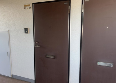 【玄関】 | スカイコート橋本 | 玄関は家の顔でもあり、家族以外の目にも止まる場所です。玄関は外との間を仕切る扉、靴などをしまっておく収納スペース、靴脱ぎのたたきスペース、来客とのやり取りをするドアホンなど複数のアイテムからなります。