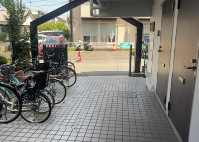 【内装】 | スカイコート橋本 | 共用部分は、一棟の建物に住む区分所有者全員が共同で所有するとし、共用部分の管理、補修などは、区分所有者で形成される管理組合が行います。個人の判断で勝手に変更することはできませんので覚えておきましょう。