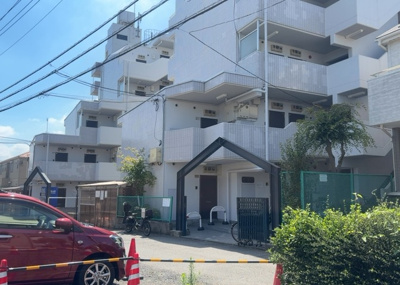 【外観】 | スカイコート橋本 | 外観はマンション管理がされているかの目安になります。築年数が古いと、壁面は劣化してひび割れが生じることも！建物が古びていても細かいところが修繕されていると、きちんと管理されているなぁと感じるでしょう。