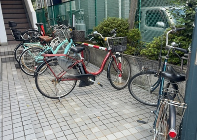 【駐車場】 | スカイコート橋本 | 車一台あたりに必要なスペースは、標準サイズの普通自動車で横幅2m50cm、長さ5mは必要になります。ただし、乗降のことも考慮して横幅3m30cm、長さ5m50cmほどは確保できるところを選びましょう。