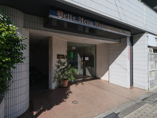 ベルハイム西荻窪第3のエントランス|共用部は、2022年共用部大規模修繕工事実施済みです。商店街のみならず、西友西荻窪店やセブンイレブン 西荻北店も近隣にあり日常のお買い物にも便利な立地です