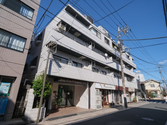 ベルハイム西荻窪第3の外観|JR中央線『西荻窪』駅徒歩8分の立地に佇むマンションです。西荻一番街商店街が徒歩圏にあり、生活利便性の良い住環境です