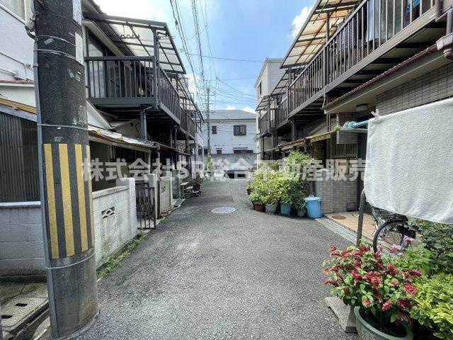 瓜生堂1丁目中古テラスハウスの前面道路含む現地写真|当日予約も大歓迎です！土日祝、雨の日やお子様連れのお客様の送迎も可能ですのでお気になさらずお問合せ下さい。お仕事終わりのお時間にも柔軟に対応致しますのでお気軽にお申し付け下さいませ。