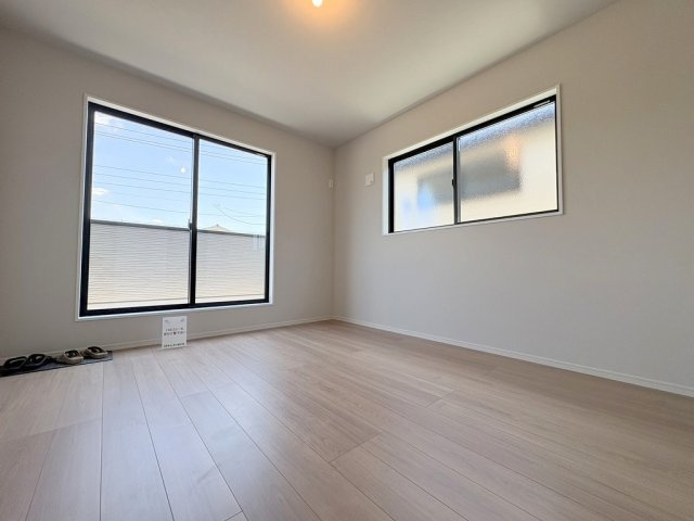 三郷市戸ケ崎1丁目　新築戸建　全4棟　3号棟の洋室|バルコニーに面した明るい洋室9.1帖・主寝室としていかがでしょう