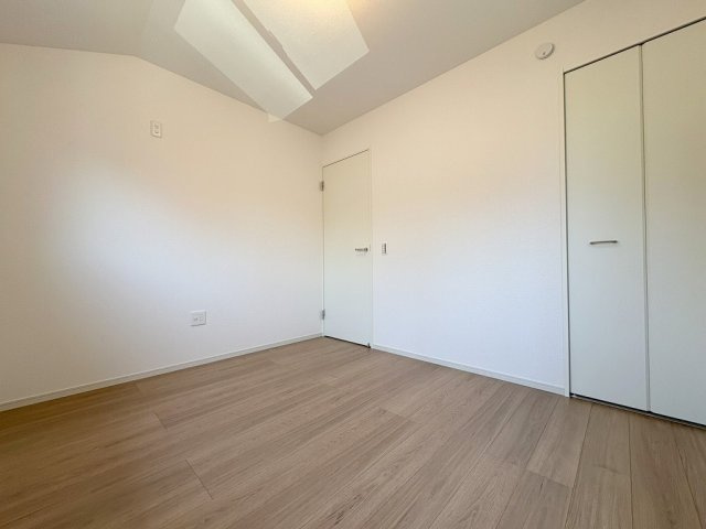三郷市戸ケ崎1丁目　新築戸建　全4棟　3号棟の洋室|クローゼット付きの洋室5.2帖・子供部屋としていかがでしょう