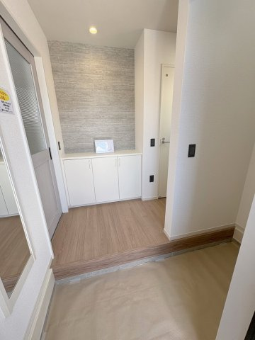 三郷市戸ケ崎1丁目　新築戸建　全4棟　3号棟の玄関|アクセントクロスがオシャレな玄関です