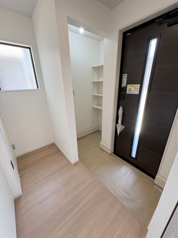 三郷市戸ケ崎1丁目　新築戸建　全4棟　3号棟の玄関|ベビーカーやアウトドア用品の収納にも便利な土間収納