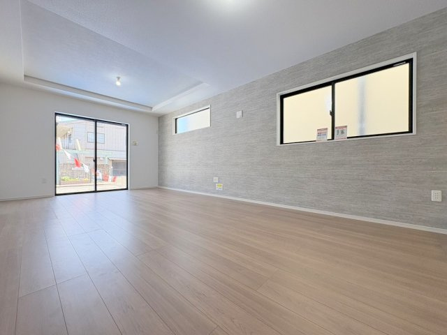 三郷市戸ケ崎1丁目　新築戸建　全4棟　3号棟の居間・リビング|アクセントクロス・折上天井がオシャレなリビング20.4帖