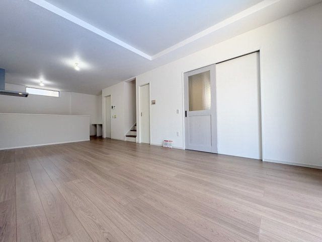 三郷市戸ケ崎1丁目　新築戸建　全4棟　3号棟の居間・リビング|家族団らんで過ごすリビングは19.9帖の広さを確保