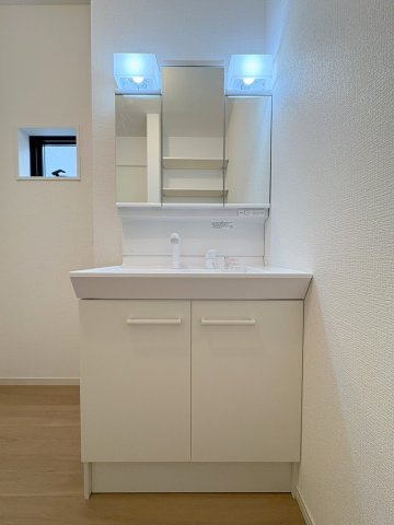 三郷市戸ケ崎1丁目　新築戸建　全4棟　3号棟の独立洗面台|三面鏡付きシャワードレッサーで朝の準備も快適