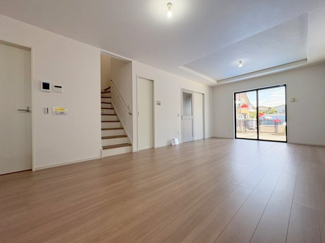 三郷市戸ケ崎1丁目　新築戸建　全4棟　3号棟の居間・リビング|コミュニケーションの取れるリビングイン階段