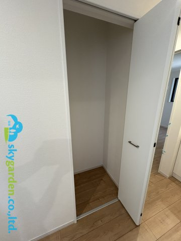 茅ヶ崎市十間坂２期　新築戸建　全３棟2号棟の収納|玄関ホールの収納２