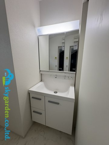 茅ヶ崎市十間坂２期　新築戸建　全３棟2号棟の独立洗面台|三面鏡付き洗面化粧台
