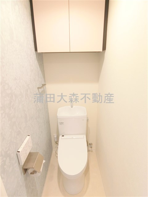 ドゥーエ蒲田南のトイレ|吊戸棚と温水洗浄便座付きのトイレ