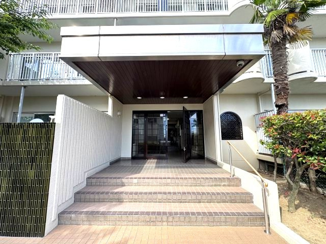 明石土山駅前スカイハイツB棟のエントランス