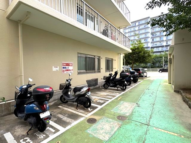 明石土山駅前スカイハイツB棟の駐車場