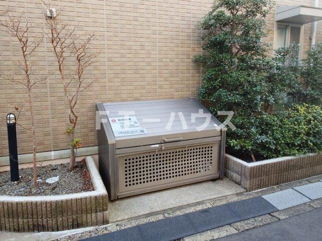 クレール市川のエントランス|入居者様専用ゴミストッカー