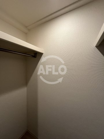 ファーストフィオーレ江坂ラディールの収納|ファーストフィオーレ江坂ラディール　ウォークインクローゼット