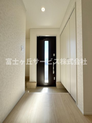 【玄関】 | 静岡市清水区北矢部町2丁目 6期 新築一戸建て 3号棟 | 収納もある玄関です