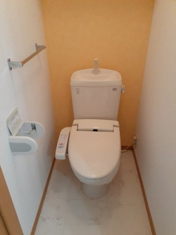 メゾン・アンジュＡのトイレ|落ち着いた色調のトイレです