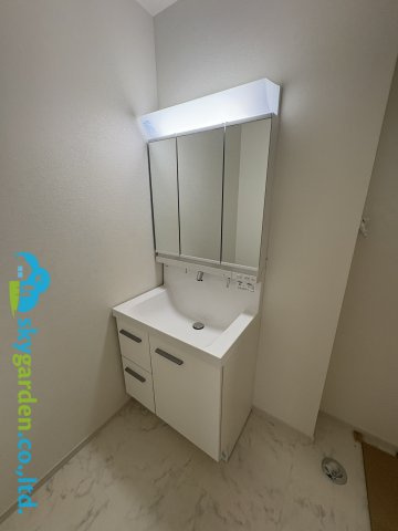 茅ヶ崎市十間坂２期　新築戸建　全３棟3号棟の独立洗面台|三面鏡付き洗面化粧台