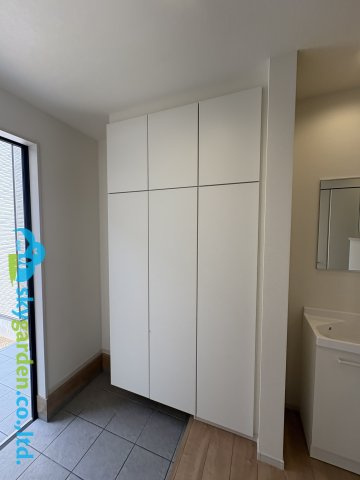 茅ヶ崎市十間坂２期　新築戸建　全３棟3号棟の玄関|シューズボックス