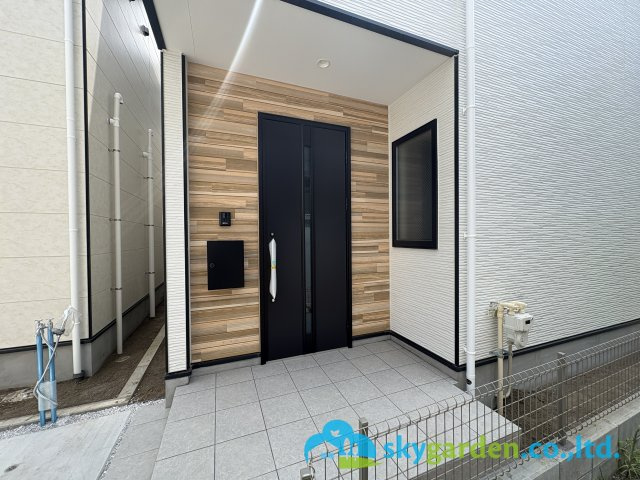 茅ヶ崎市十間坂２期　新築戸建　全３棟3号棟の玄関|玄関ポーチの様子