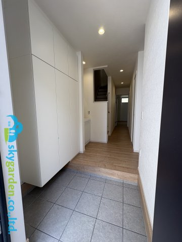 茅ヶ崎市十間坂２期　新築戸建　全３棟3号棟の玄関|明るい玄関です