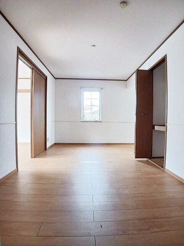 アンソレイエメゾン二号館の居間・リビング|使いやすい居間です