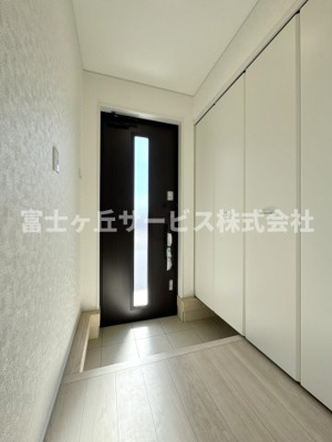 【玄関】 | 静岡市清水区北矢部町2丁目 6期 新築一戸建て 4号棟 | 収納もある玄関です