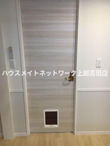 ロイヤルエステートの設備|ペット用くぐり戸