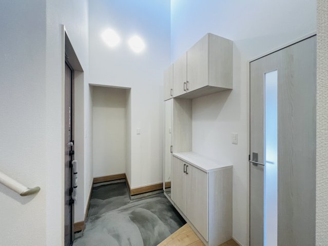 知多市新知東町2丁目18番7『仲介手数料無料』新築一戸建て・建売の玄関
