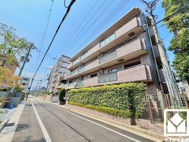 ファミール甲子園浦風町の外観|阪神本線「今津」駅と、阪急今津線「今津」駅はペデストリアンデッキで結ばれており、乗り換えもスムーズ。阪急今津線「今津」駅は始発駅のため座席にも座りやすく、快適な移動が可能です。
