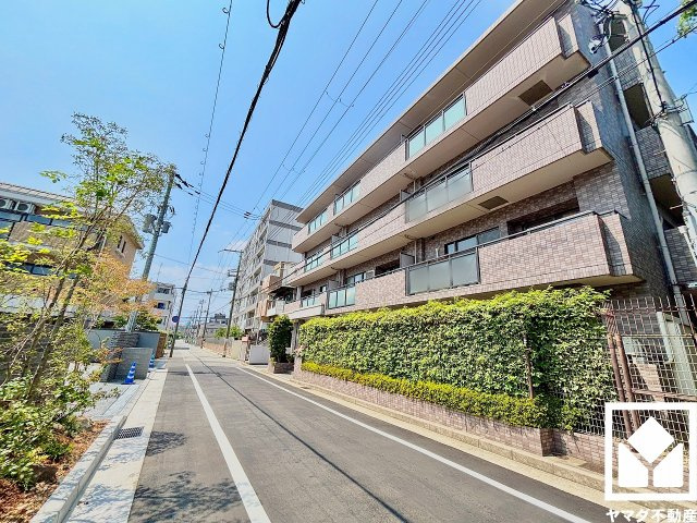 ファミール甲子園浦風町の外観|イオンスタイルや無印良品、セリアなどが出店するショッピングモール「コロワ甲子園」まで徒歩5分。専門店や飲食店も豊富で、日々のお買い物やお食事の選択肢が広がります。