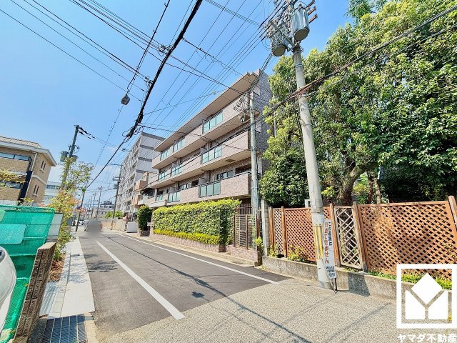 ファミール甲子園浦風町の周辺|遊具エリアと運動スペースが分かれており、遊び方に応じて使い分けがしやすい「浦風公園」まで徒歩2分（約110m）。砂場が滑り台とは別にあり、小さなお子様も遊びやすい環境で、子育て世帯の方にもお勧めです。