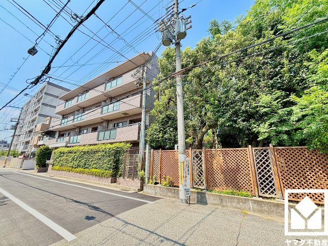 ファミール甲子園浦風町の外観|「阪神甲子園球場」まで徒歩8分（約600m）。臨場感溢れる野球観戦はもちろん、大型イベントや周辺の充実した飲食店など、多彩なエンターテインメントを日常の愉しみとして享受できる贅沢なロケーションです。